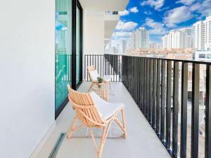 Warm Modern 1BR Haven with Balcony & Free Parking