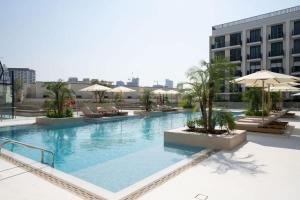 Warm Modern 1BR Haven with Balcony & Free Parking