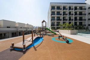 Warm Modern 1BR Haven with Balcony & Free Parking