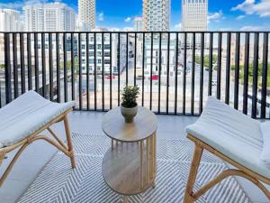 Warm Modern 1BR Haven with Balcony & Free Parking