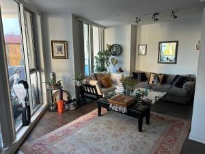 Walk to Beach & Promenade Cozy Santa Monica Condo