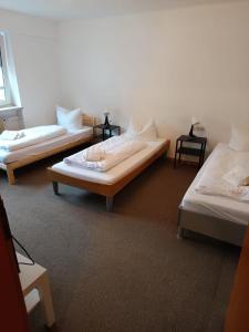 Wohnung mit 8 Einzelbetten - Monteure - Küche und Parkplatz - zentrale Lage