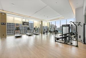 Waves - Elegant High-Floor 2BR Close To Downtown