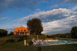 Villa De Angelis Cascina storica con piscina privata nelle Marche fino a 13 ospiti