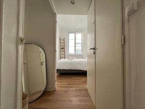 Quiet and sunny charming one-bedroom apartment with views