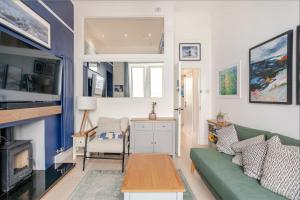 Warm upgraded top-floor flat in Finnieston