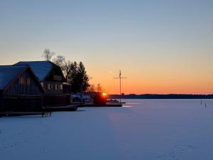 Snug Stays 2 - Design 1-Zimmer-Studio am See mit Terrasse, Garten, Badestelle vor dem Haus