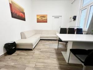 Central 3 Private Rooms with shared WC & Kitchen