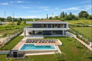 Villa de la Vie with Heated Swimming Pool
