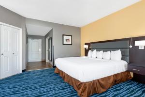 King Room - Mobility Access/Non-Smoking room in Hotel 1550 - SFO Airport West