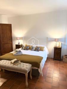 Sous lIF du marquis, villa with private pool