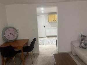 gemütliche Kellerwohnung, eigenes Bad & Küche