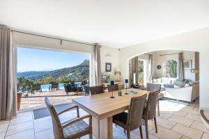 Entre mer et Esterel - Piscine, vue 6 suites