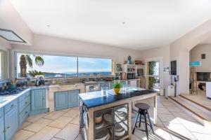 Entre mer et Esterel - Piscine, vue 6 suites