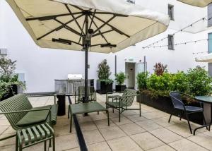 Students Only, Silver Studio Lower Level at Portobello Residence