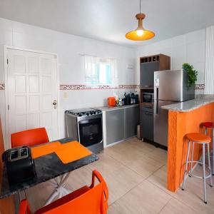 Casa do lado da praia com piscina, churrasqueira e ar condicionado