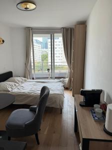 Appartement cosy à Paris en métro -balcon & wifi