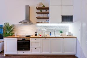 Prague Days - Two-Bedroom Apartment with Work Space and AC in Vinohrady