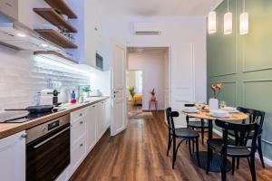 Prague Days - Two-Bedroom Apartment with Work Space and AC in Vinohrady