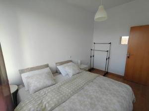 Luminosa habitación doble en chalet con jardín