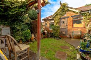Colourful Victorian Cottage with Sunny Garden