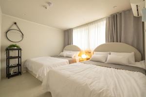 홍대입구역 5분, 최대7인, 넓은 거실, 짐보관, 호텔식 침구,세탁건조기, 홍대