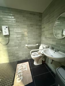 Large cosy home with garden, excellent location!