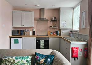 The Ferns - Shared Garden Apartment With Parking