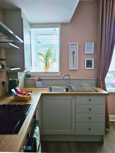 The Ferns - Shared Garden Apartment With Parking