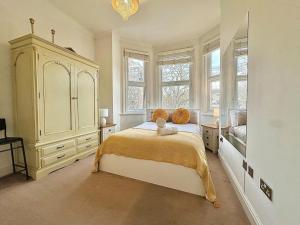 The tube station is just a 10-minute walk away