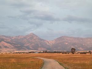 Farm Stay 8 Miles N Of Bozeman With Stunning Mountain Views And Great Sunsets!