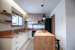 Αmmos - Beachside Escape