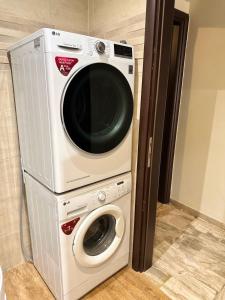 Acropolis Modern Apartments free parking,free pet hosting,Netflix