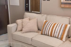 Walk to the Mall! Stylish 1 BR Retreat Maryah