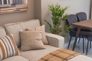 Walk to the Mall! Stylish 1 BR Retreat Maryah