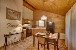 Studio with Deck Near Thorncrown Chapel and Lakes