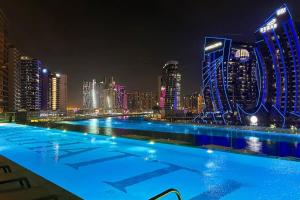 Luxury 2BR Apt | Infinity Pool with Burj View