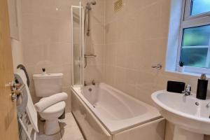 Apt - Sleeps 5 6 - Parking - Train Station Close