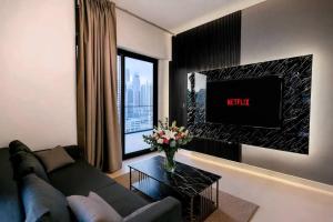 Luxury 2BR Apt | Infinity Pool with Burj View