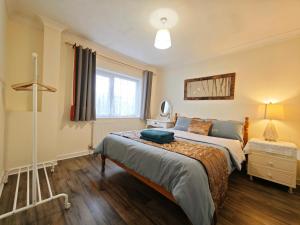 Spacious 3 Bedroom Home Ample Parking Near Shops