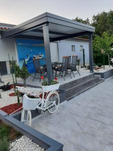 House with pool and a jacuzzi