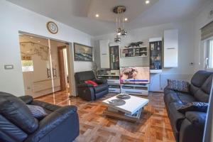 House with pool and a jacuzzi