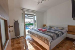 House with pool and a jacuzzi