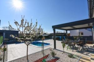 House with pool and a jacuzzi