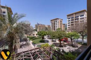 Vogue Vacation Homes, The Greens Al Sidir near Mall of The Emirates, Three Bedroom Apartment with Balcony and full access toamenities