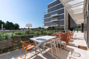 Bespoke Holiday Homes - Elegant 2BR with Terrace in The 8 Palm Jumeirah