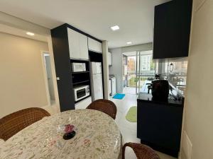 Apartamento espaçoso na Praia de Palmas SC 05