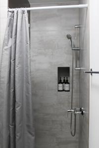 Modernes Studio mit eigenem Bad, Küche & Parkplatz