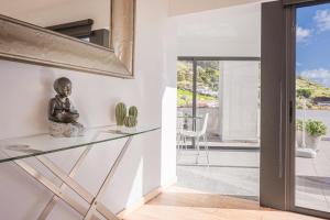 Beachfront Penthouse with Panoramic Ocean-View Terrace VIP Baia