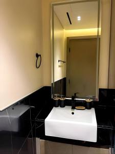 Luxury 2BR Apt | Infinity Pool with Burj View
